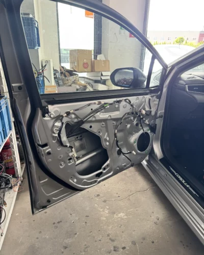 Toyota Corolla – drzwi przed wygłuszeniem i montażem