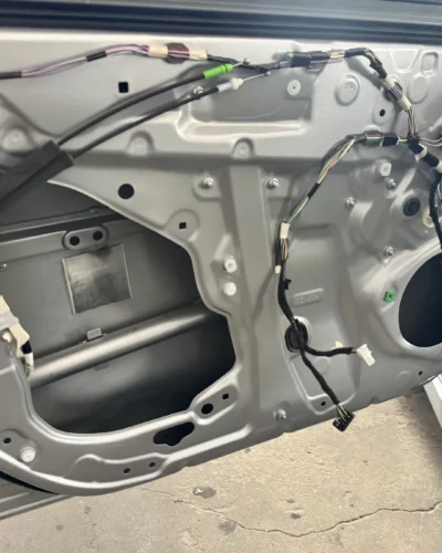 Toyota Corolla – drzwi bez tapicerki, otwór fabrycznego głośnika