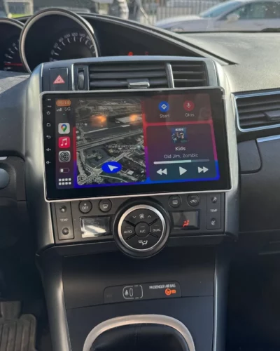 Toyota Verso – stacja z Apple CarPlay w konsoli