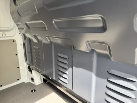 Mercedes Vito – goła ściana grodziowa przed wygłuszeniem