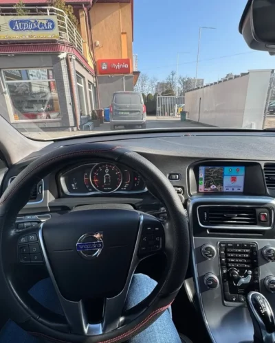 Volvo – kokpit z CarPlay na ekranie