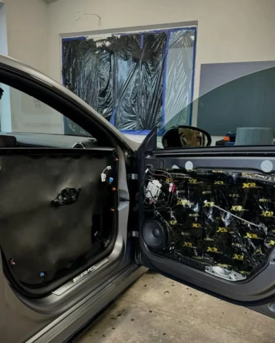 Wygłuszenie drzwi – Auto w warsztacie – drzwi przednie i tylne w trakcie wygłuszania
