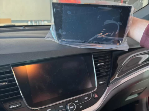 Opel Astra – Przed: uszkodzony ekran fabryczny, obok nowy