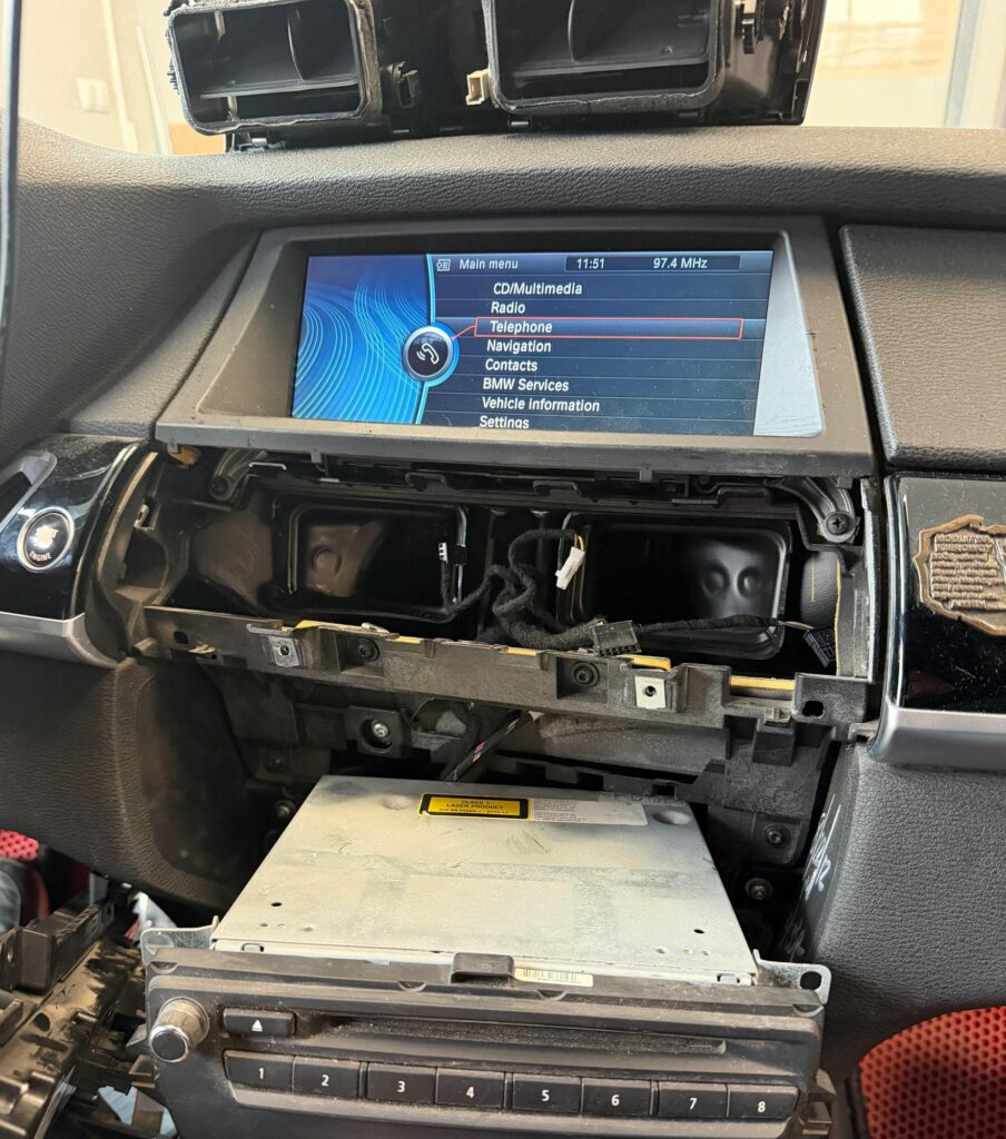 BMW – radio z nawigacją wyjęte z deski do naprawy