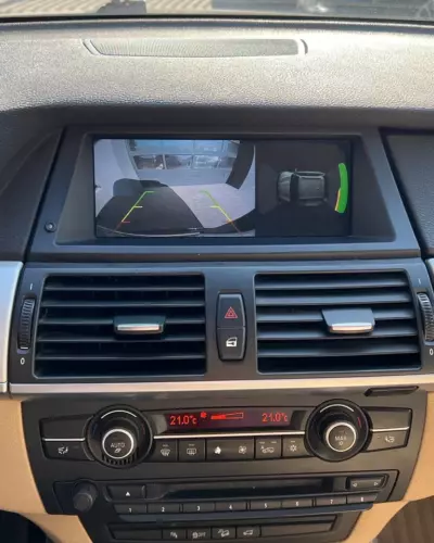Kamery na fabrycznych ekranach – BMW X5 E70 – obraz z kamery w iDrive