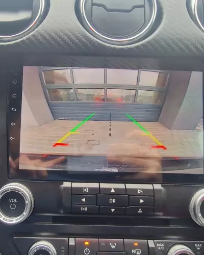 Ford Mustang (USA) – stacja Android i kamera cofania nad logo – zdjęcie 3
