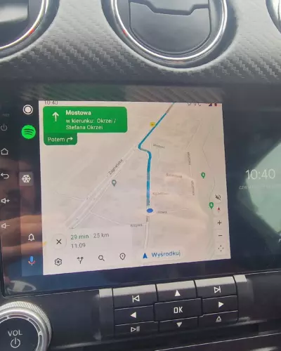 Ford Mustang (USA) – stacja Android i kamera cofania nad logo – zdjęcie 2