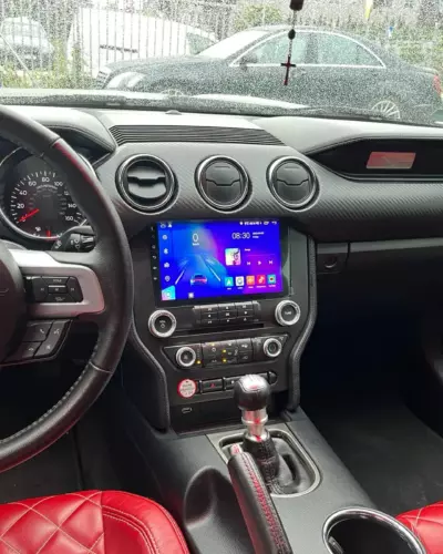 Ford Mustang (USA) – stacja Android i kamera cofania nad logo – zdjęcie 1