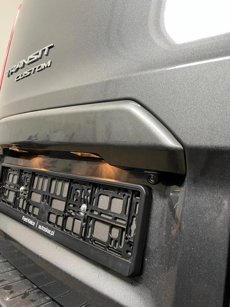 Ford Transit Custom – kamera przy listwie klamki, nad tablicą