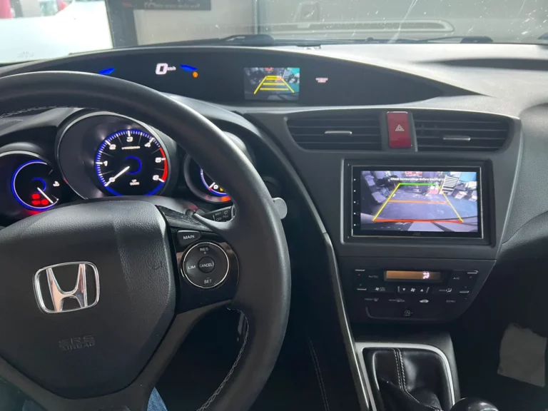 Honda Civic – obraz z kamery na ekranie radia