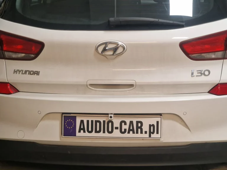 Hyundai i30 – czujniki w tylnym zderzaku i kamera nad tablicą