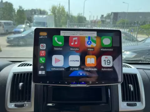 Kamper na Fiacie Ducato – duży „pływający” ekran z CarPlay