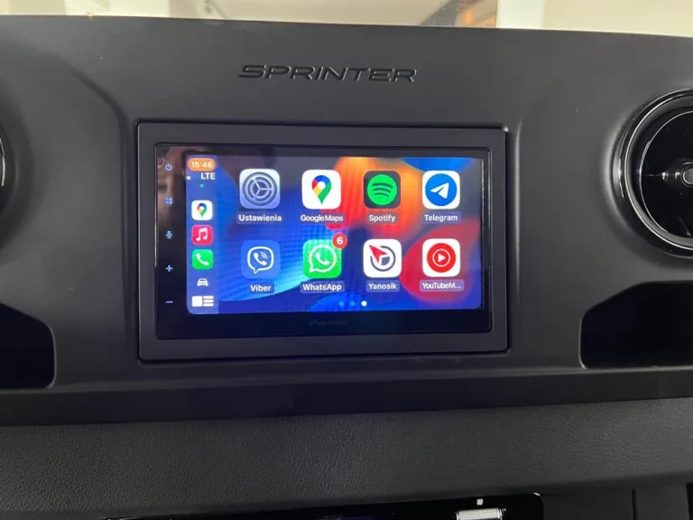 Mercedes Sprinter – radio z CarPlay w aucie dostawczym