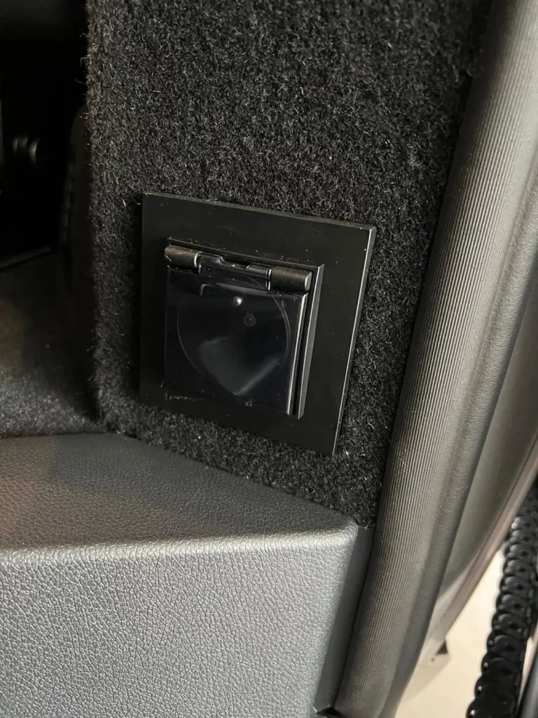 Mercedes V-Klasa – gniazdo 230 V w panelu bocznym