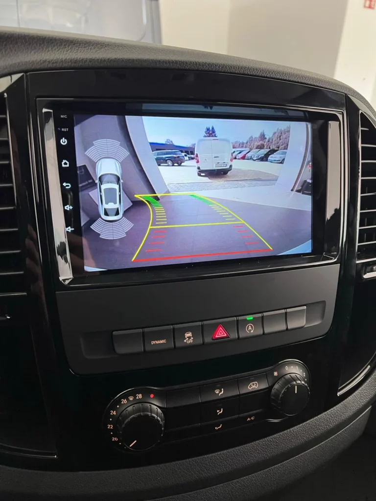 Mercedes Vito – odległość z czujników i obraz z kamery na ekranie stacji