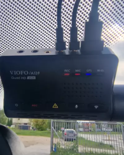 Wideorejestratory – BMW serii 3 – VIOFO A139 za lusterkiem