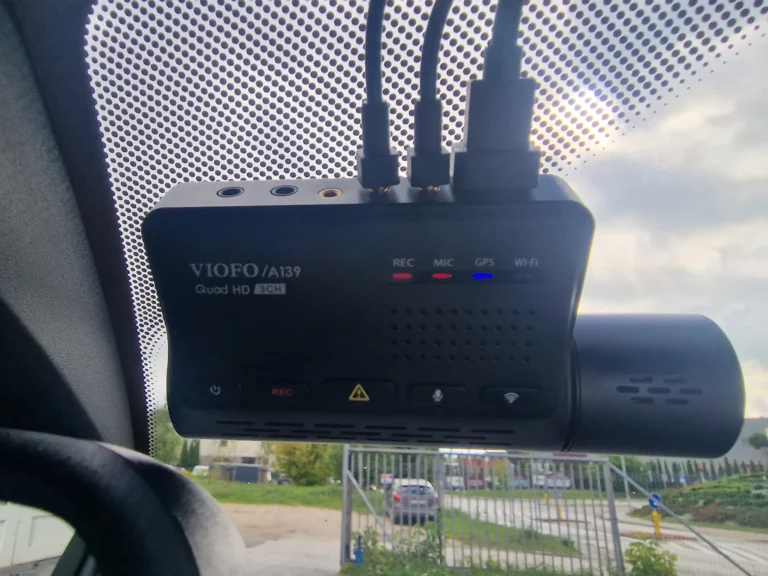 Wideorejestrator VIOFO A139 za lusterkiem – BMW serii 3