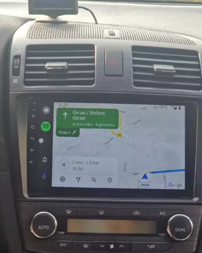 Stacje i CarPlay w kolejnych autach – Toyota Avensis – stacja z nawigacją