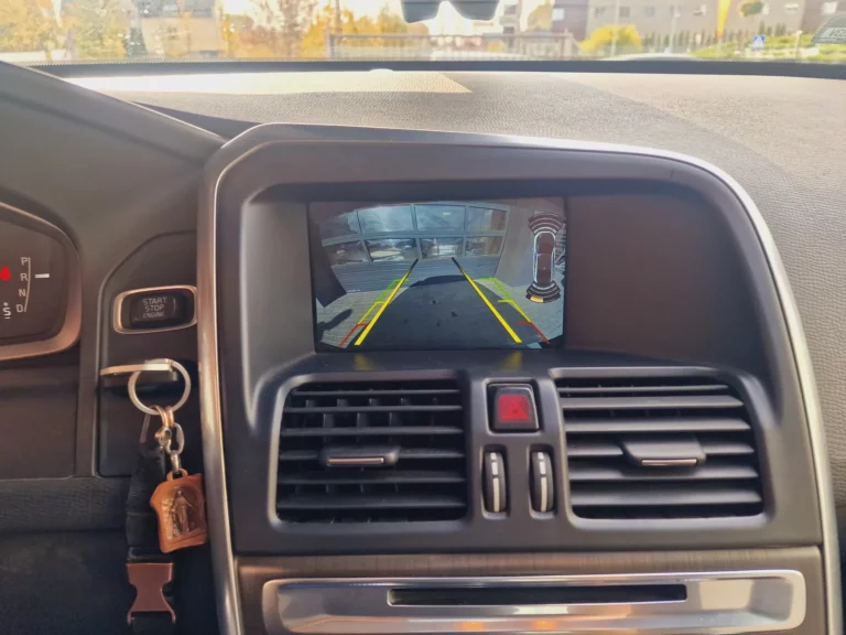 Volvo XC60 – kamera na fabrycznym ekranie