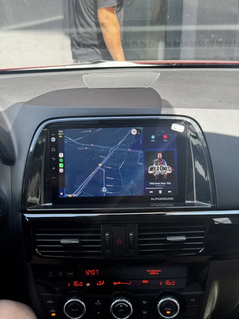 Mazda CX-5 – stacja AlphaSound z CarPlay w ramce pod model