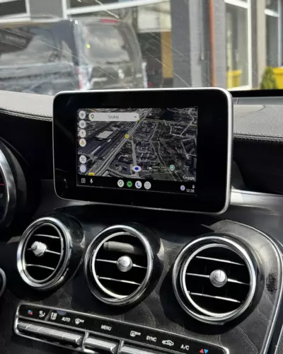 Mercedes C / GLC – CarPlay i Android Auto na fabrycznym ekranie – zdjęcie 1