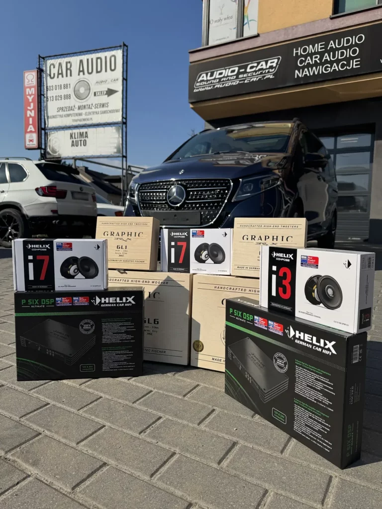 Mercedes V-Klasa przed salonem Audio Car z zestawem HELIX i BRAX Graphic do montażu