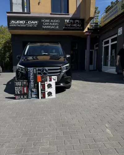 Mercedes V-Klasa przed pracą – pianka Dynamat Dynaliner i nagłośnienie HELIX gotowe do montażu