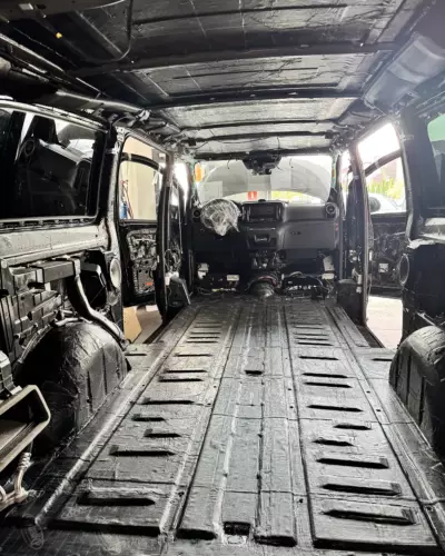 Mercedes V-Klasa w trakcie wygłuszania – podłoga i nadkola, widok od tyłu