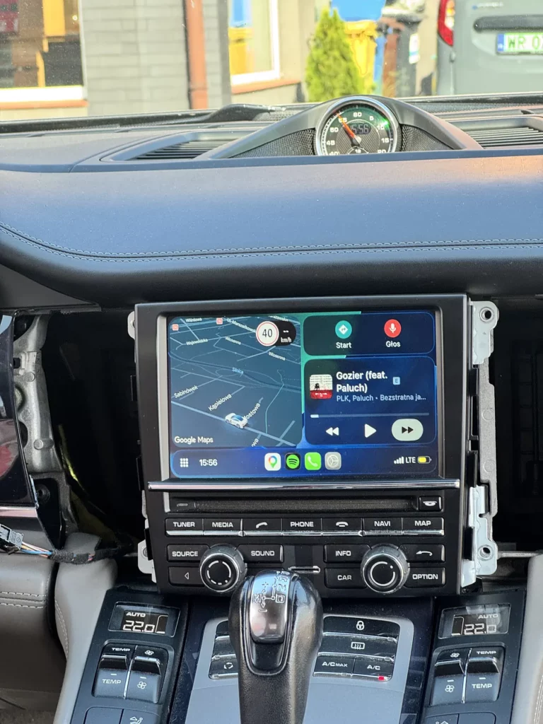 Porsche w trakcie montażu – CarPlay na fabrycznym ekranie, radio jeszcze wysunięte