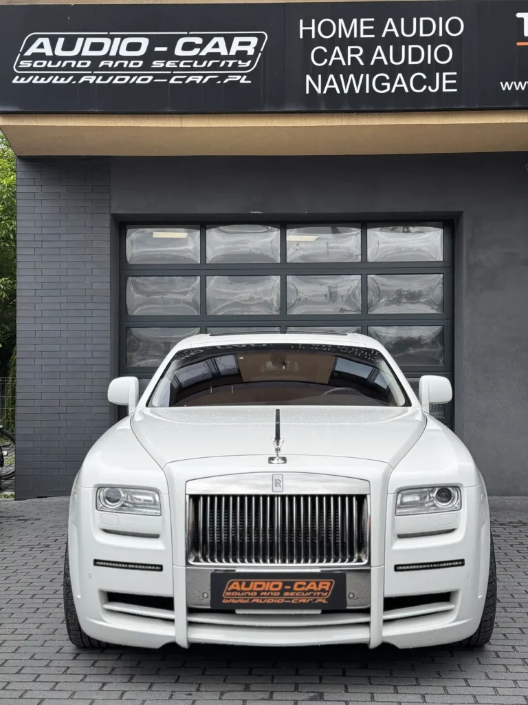 Rolls-Royce Ghost po konwersji na rynek polski przed salonem Audio Car