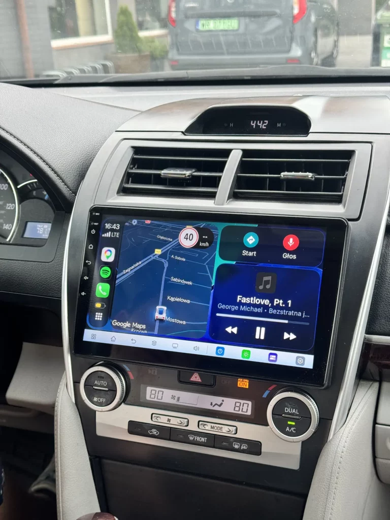 Toyota Camry – stacja z CarPlay w ramce pod model