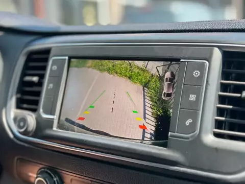 Toyota Proace – kamera cofania na ekranie auta