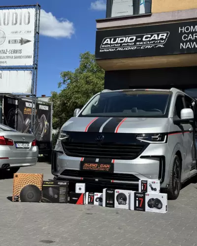 Volkswagen New Transporter – HELIX V TWELVE DSP, głośniki HELIX Compose, płaski subwoofer Morel i wygłuszenie drzwi – zdjęcie 1