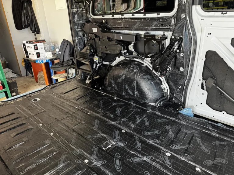 Podłoga i nadkole busa wyklejone matą Dynamat