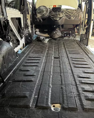 Wygłuszenie dachu i podłogi – Dynamat na dachu, maty na podłodze busa – zdjęcie 2