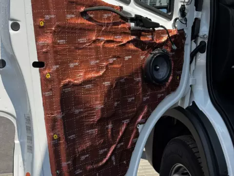 Wygłuszenie drzwi auta i busa – maty tłumiące w drzwiach auta i busa pod nagłośnienie – zdjęcie 1