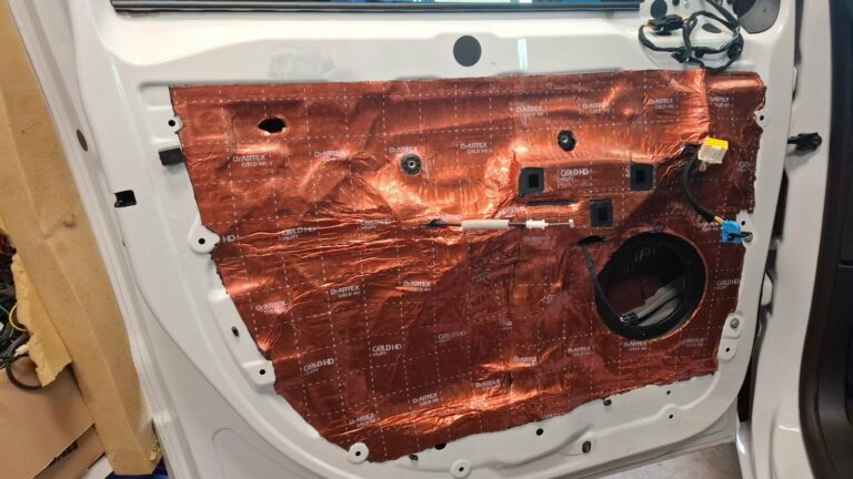 Toyota Proace – wygłuszenie drzwi, nadkoli i tapicerki – przed i po