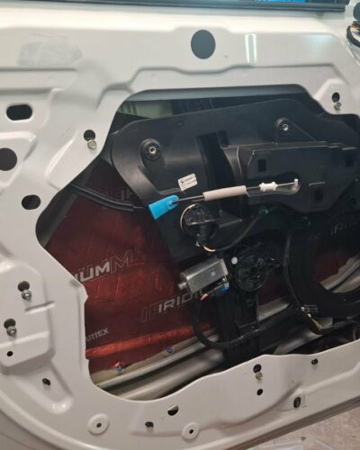 Toyota Proace – Drzwi w trakcie: zewnętrzna blacha już wyklejona, otwory w panelu jeszcze otwarte