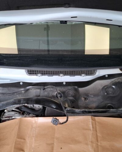 Mercedes-Benz – Przed: komora podszybia po zdjęciu plastików i wycieraczek