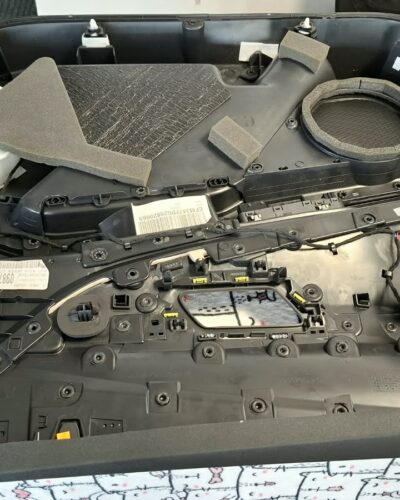 Peugeot – Przed: boczek od spodu – fabrycznie tylko kilka kawałków pianki