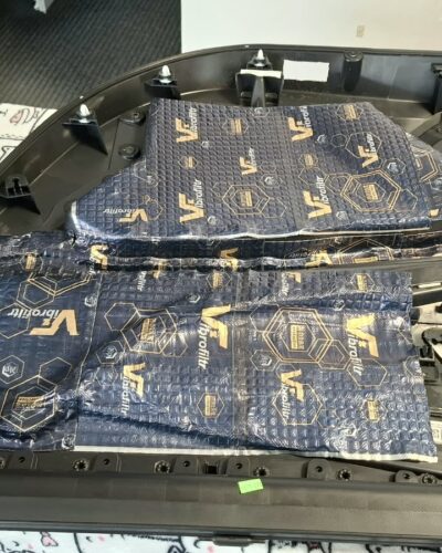 Peugeot – Boczek: mata Vibrofiltr na płaskich polach plastiku