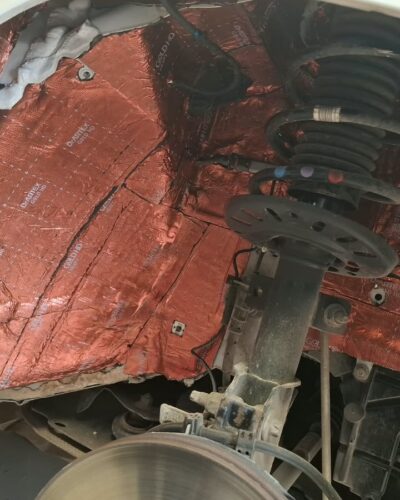 Toyota – Przednie nadkole: mata Dr.Artex Gold HD, krawędzie zabezpieczone masą
