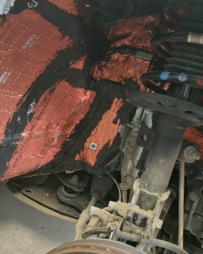 Toyota – Zbliżenie: mata dopasowana do kształtu nadkola