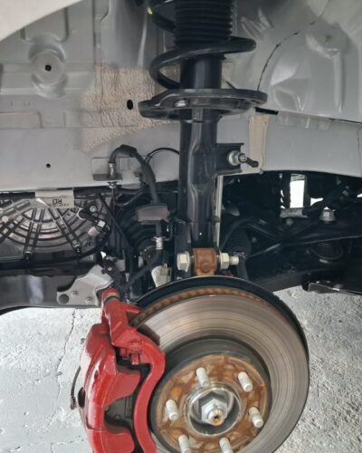 Volkswagen – Przed: przednie nadkole po zdjęciu koła i osłony
